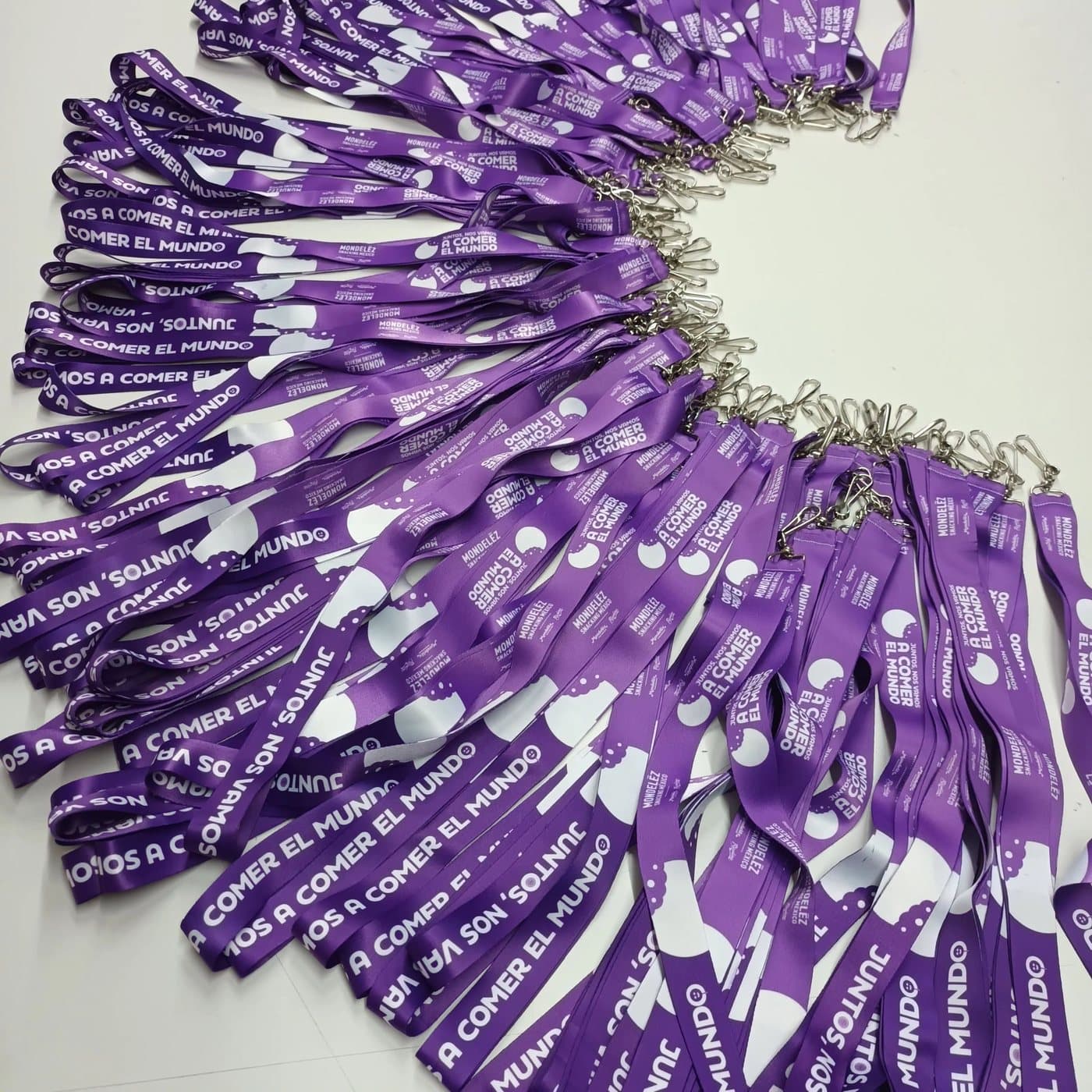 Producción de lanyards sublimados con herraje.