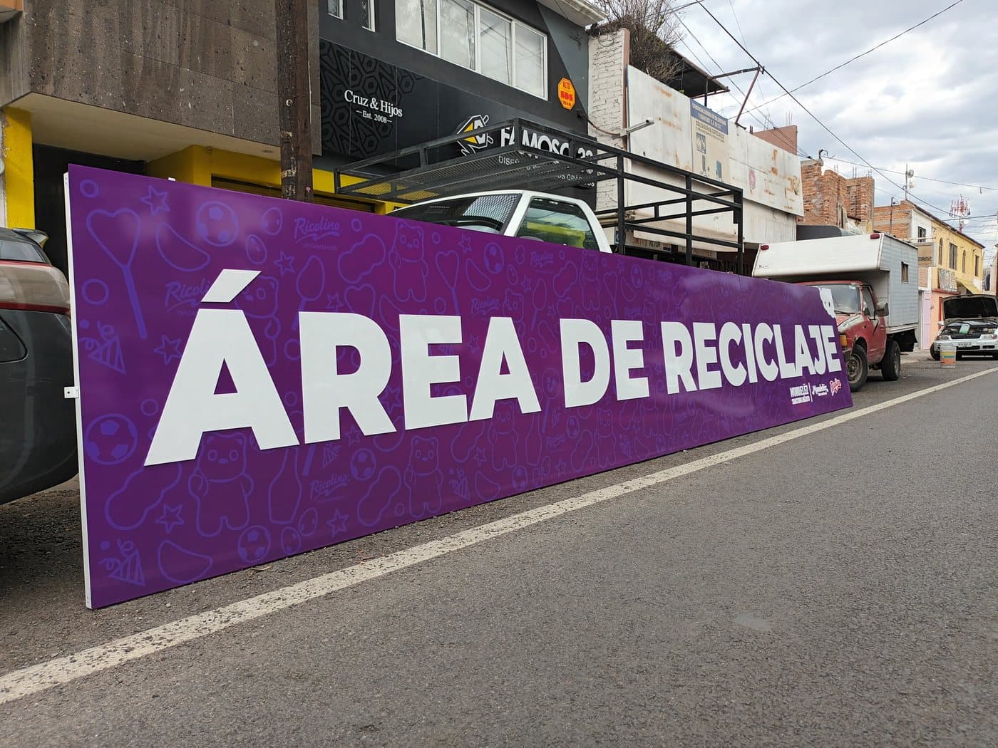 Señalética de gran formato instalada en exterior.