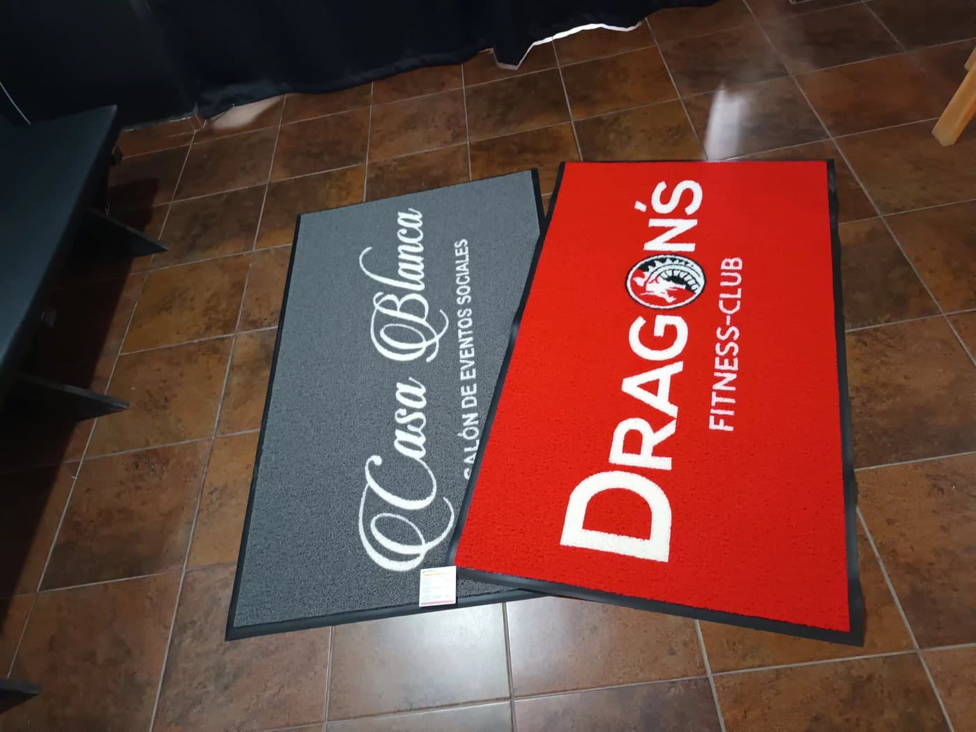 Tapetes de recepción con logotipo, para dos clientes distintos.