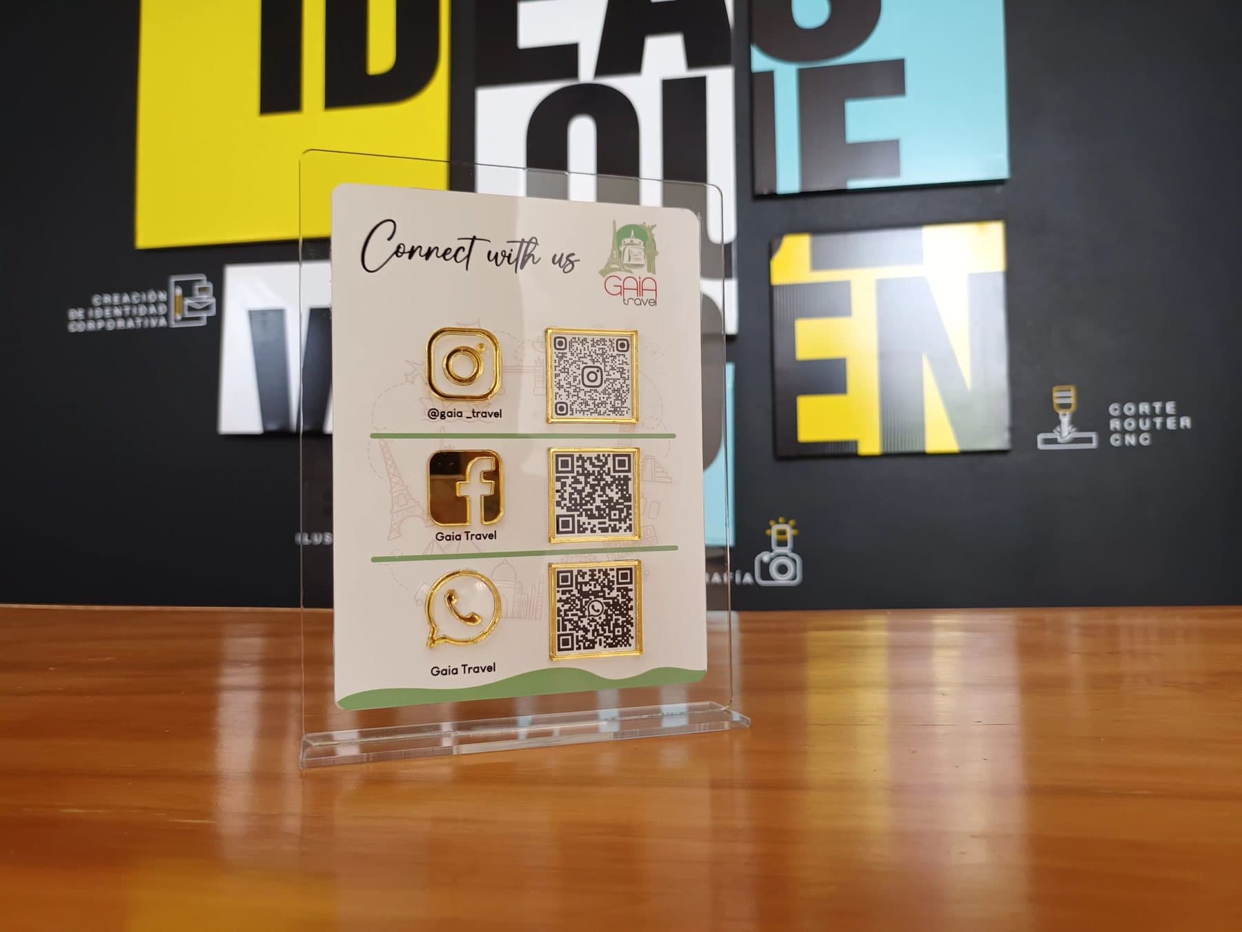Display de acrílico con QR — Gaia Travel