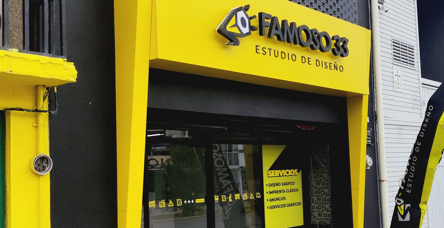 Fachada del estudio — Famoso 33