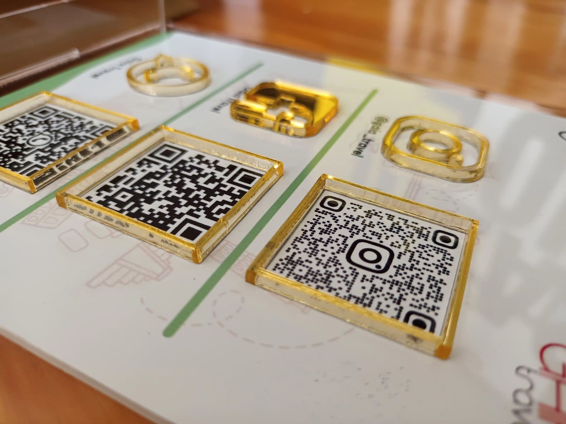Placas QR en acrílico dorado — Proyecto especial