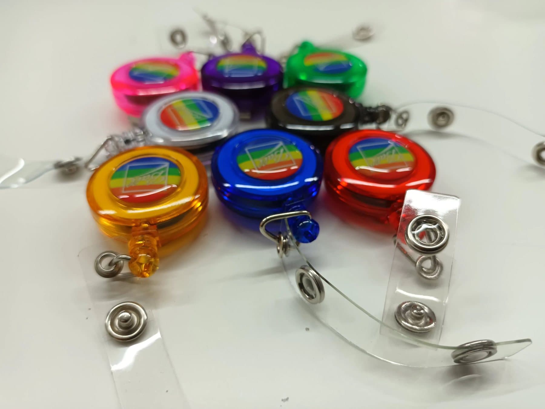 Porta-gafetes retráctiles — Control de accesos
